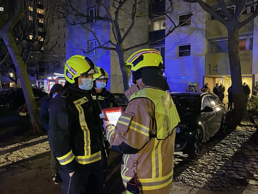 Einsatzleiter in Abstimmung mit Kollegen des ELW 2