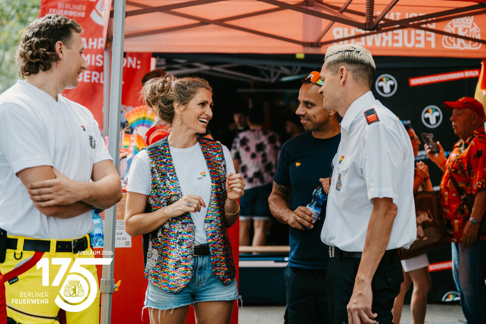 Mitarbeitende der Berliner Feuerwehr am Informationsstand der Berliner Feuerwehr.