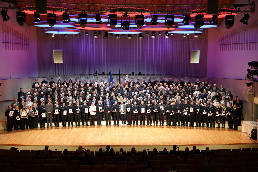 Gruppenbild aller geehrten Kräfte der Polizei Berlin und der Berliner Feuerwehr.