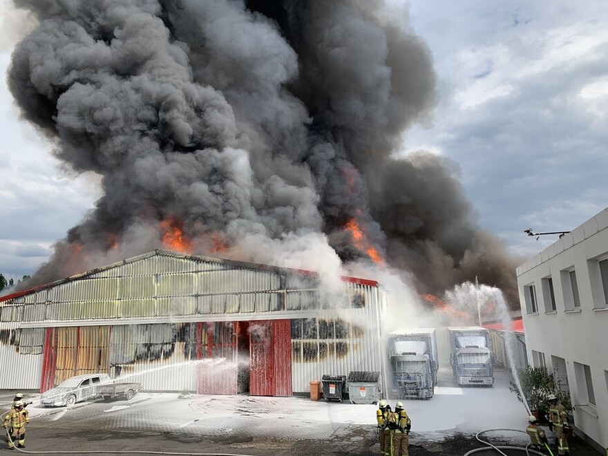 Lagerhalle im Vollbrand