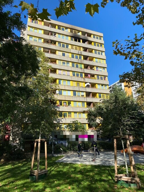 Blick auf die Gebäudevorderseite mit der ausgebrannten Wohnung im 10.Obergeschoss.