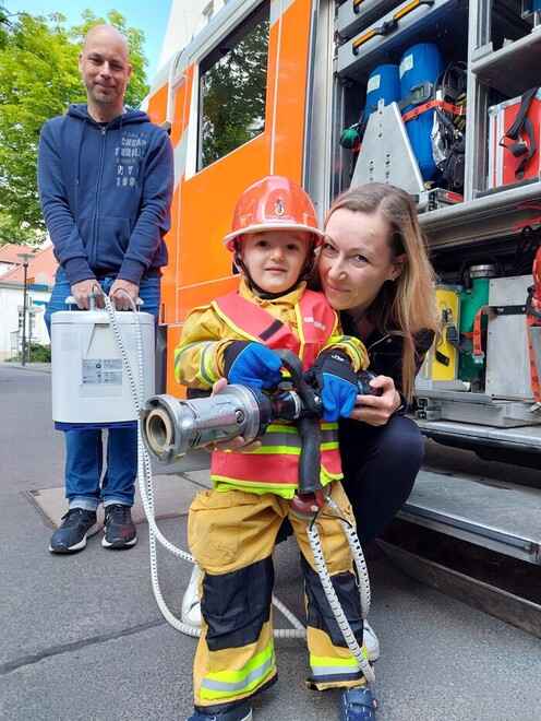 Felix vor dem mit einem Strahlrohr vor dem Löschfahrzeug