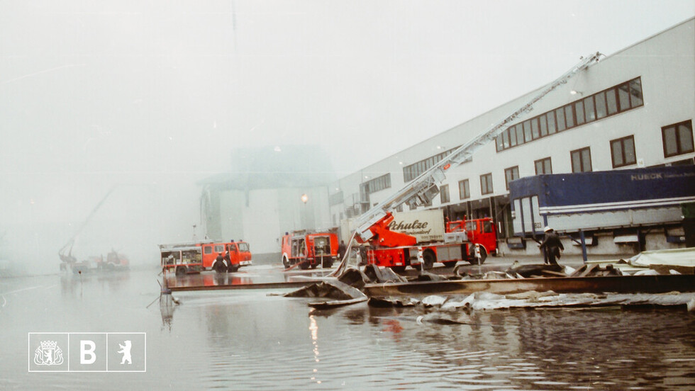 Brandbekämpfung der Lagerhalle.