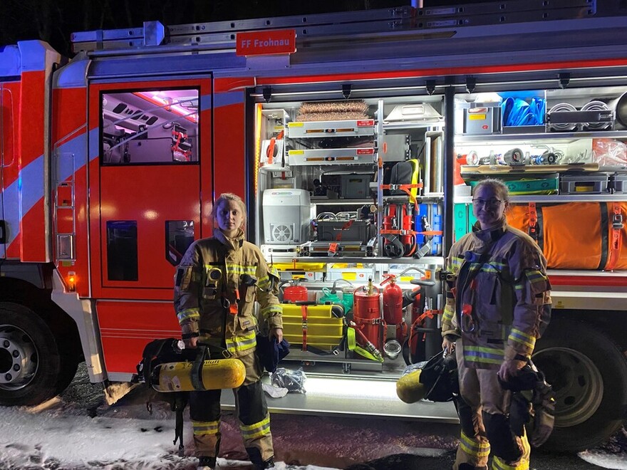 Zwei Frauen der Freiwilligen Feuerwehr Frohnau