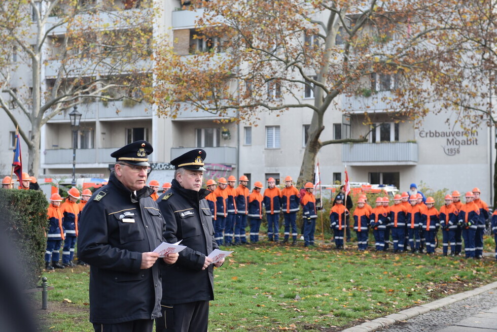 LBD Dr. Karsten Homrighausen und LBD-V Karsten Göwecke verlesen Namen von im Einsatz verstorbenen angehörigen der Berliner Feuerwehren