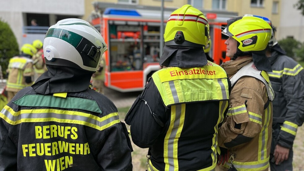Besprechung der Einsatzleitung, mit dabei ein Hospitant der Berufsfeuerwehr Wien