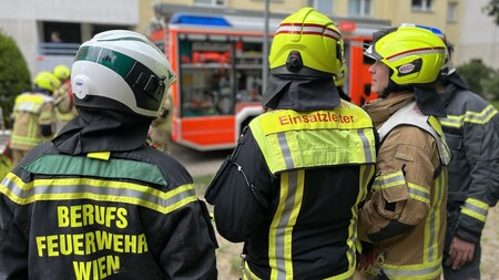 Besprechung der Einsatzleitung, mit dabei ein Hospitant der Berufsfeuerwehr Wien