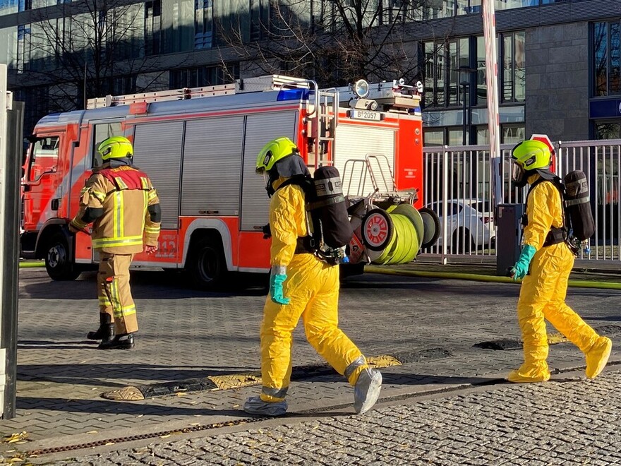 Einsatzkräfte im leichten Chemieschutzanzug (KSF 2)