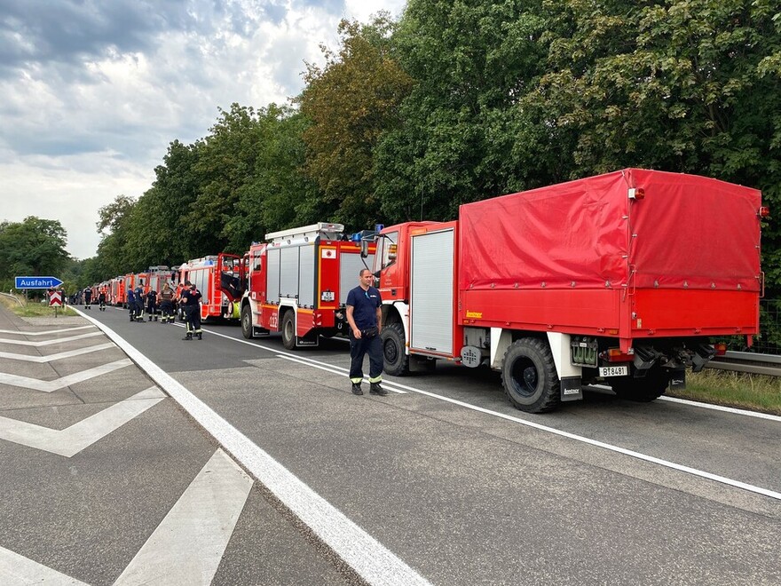 Fahrzeuge der Brandschutzbereitschaften im Bereitstellungsraum auf der BAB A 115 AVUS.