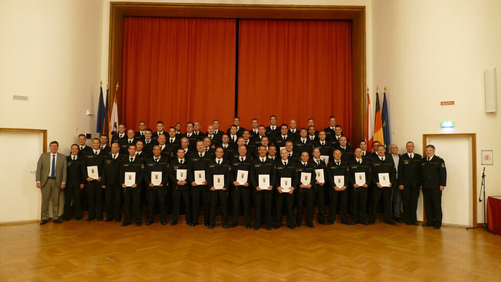 Die beförderten Angehörigen der Berliner Feuerwehr