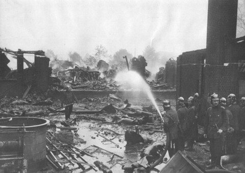 Feuerwehrleute bei der Brandbekämpfung