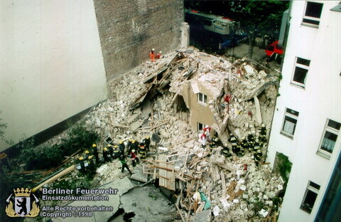 Eingestürztes Gebäude, Feuerwehrleute