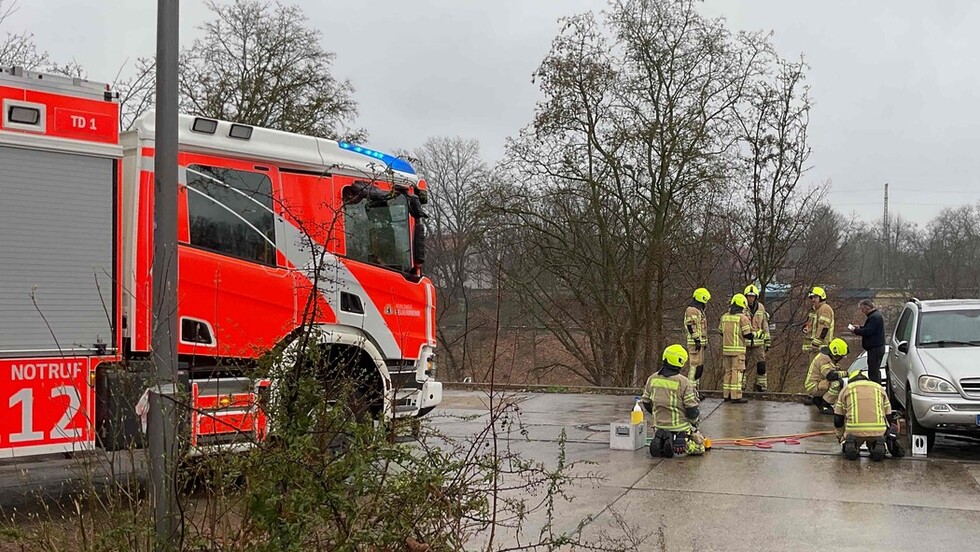 Transporter ist eine Böschung runtergerutscht