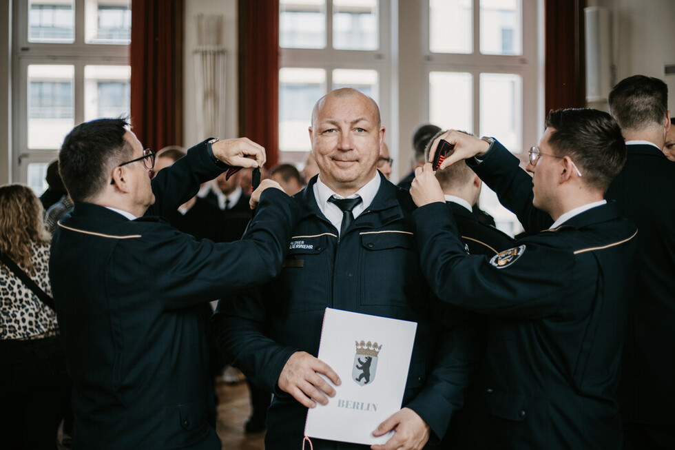 Glückwünsche und Erhalt der neuen Dienstgradabzeichen. 