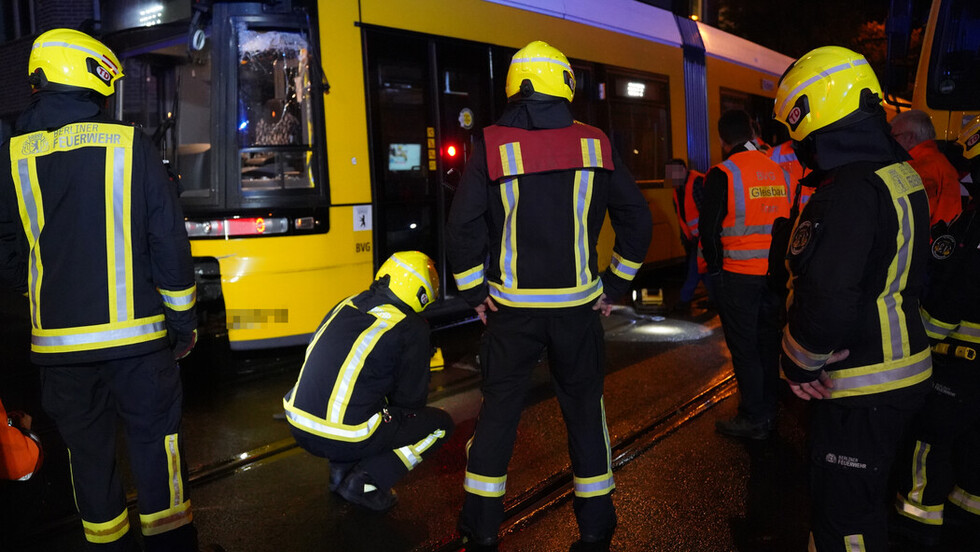 Eingleisen der Tram durch BVG-Mitarbeitende