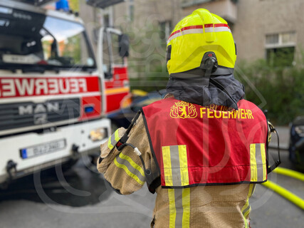 Staffelführer vor einer Drehleiter