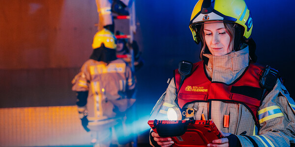 Führungskraft arbeitet mit Tablet-PC