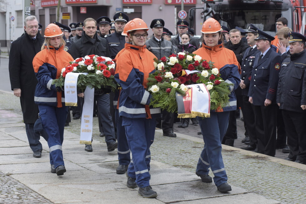 Jugendfeuerwehrleute unterstützen die Zeremonie