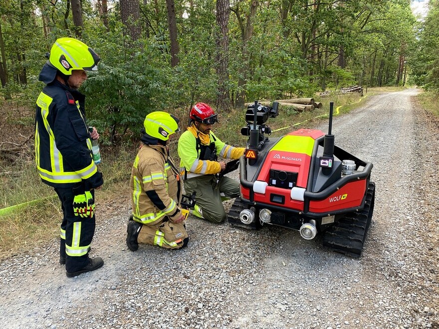 Kräfte der Freiwilligen Feuerwehr werden in die Bedienung des Einsatzroboters eingewiesen.