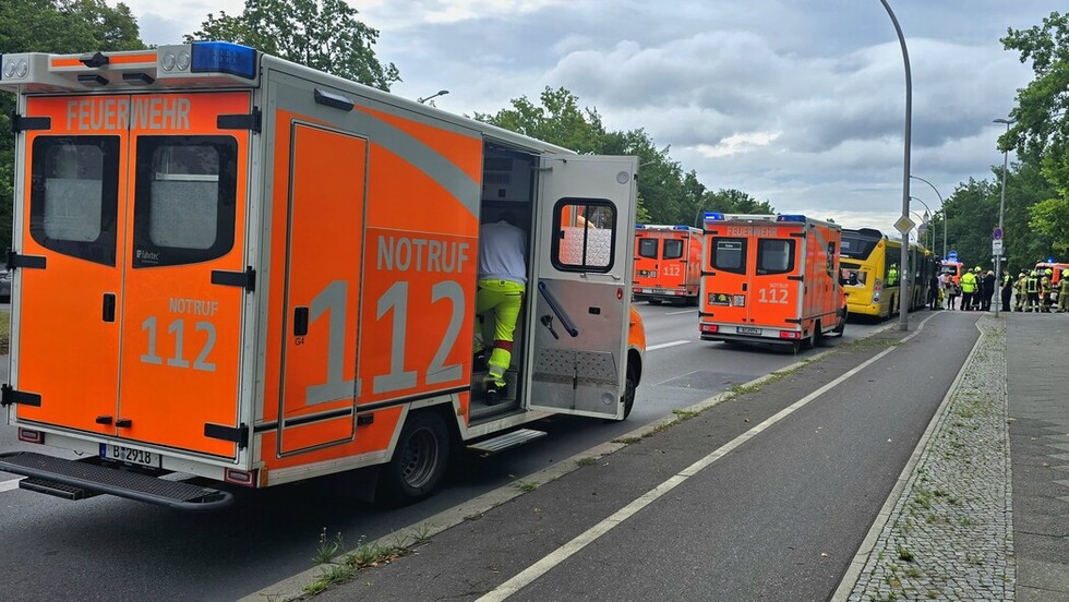 Rettunsdienstfahrzeuge an der Einsatzstelle.