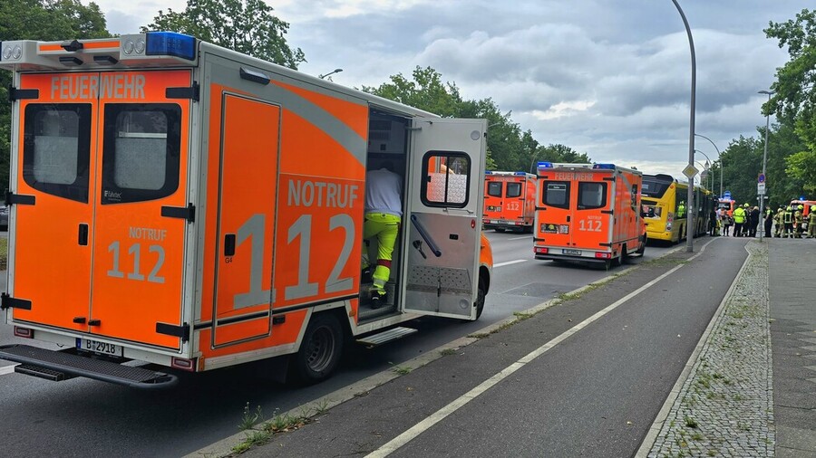 Rettunsdienstfahrzeuge an der Einsatzstelle.