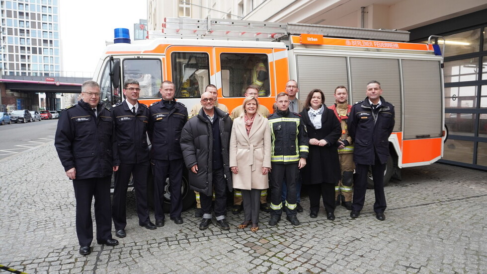 Gruppenfoto mit dem Landesbranddirektor und den Vertretenden des Radisson Collection Hotel Berlin 