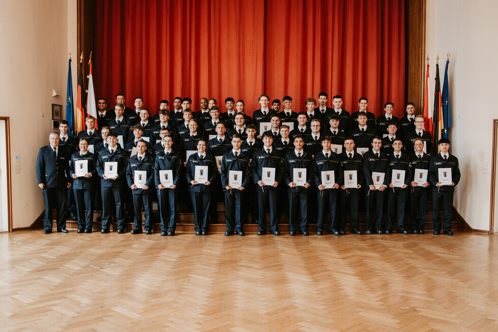 Gruppenbild der neu eingestellten Nachwuchskräfte der Zugangswege 112 Direkt, 112 Medic und Notfallsanitäter-Auszubildende