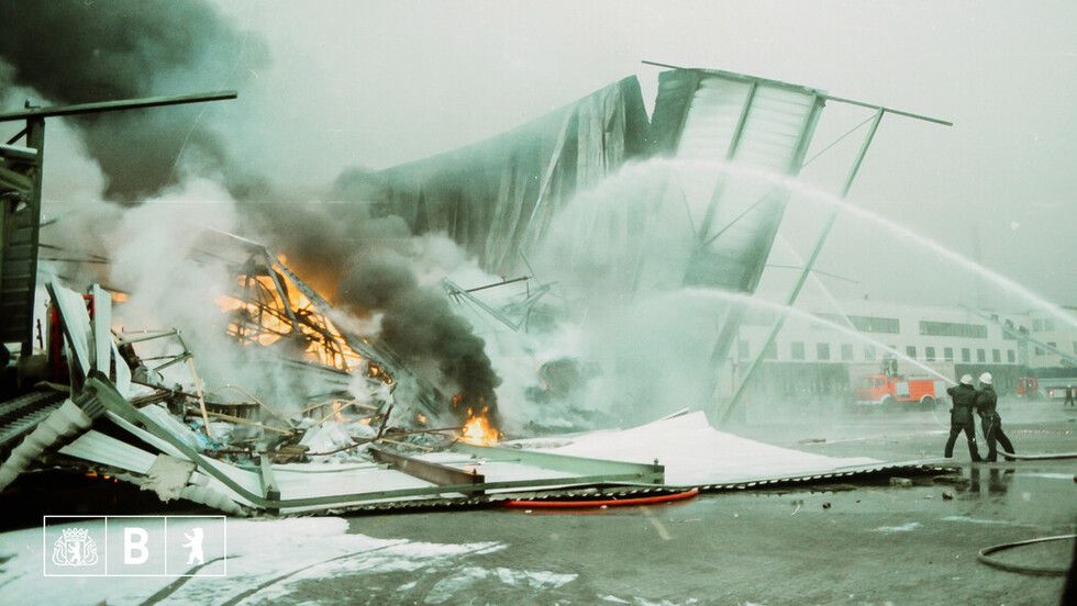 Brandbekämpfung der Lagerhalle.