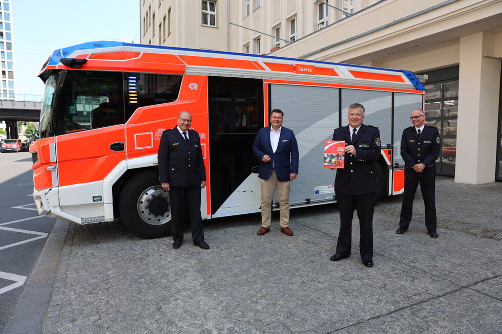 Innensenator Andreas Geisel und die Behördenleitung der Berliner Feuerwehr