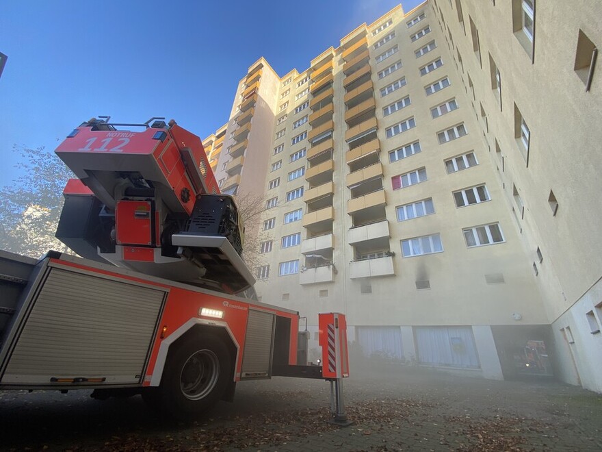 Weitere DLK in Anleiterbereitschaft und sichtbarer Brandrauch aus dem Hochkeller