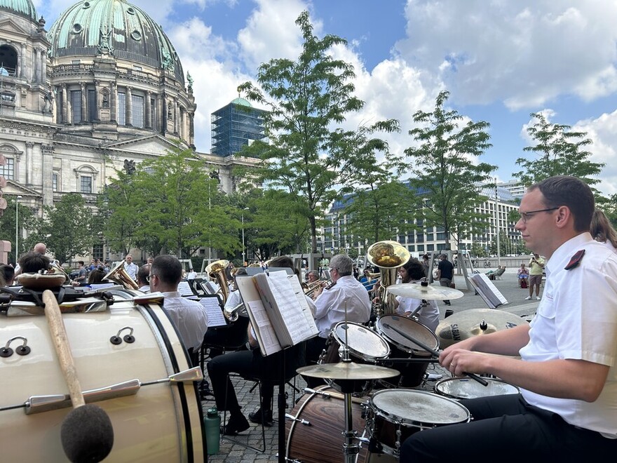 Musikzug vor dem Humboldt Forum