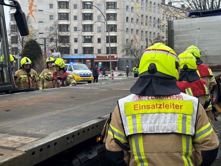 Einsatzkräfte vor dem Sattelauflieger