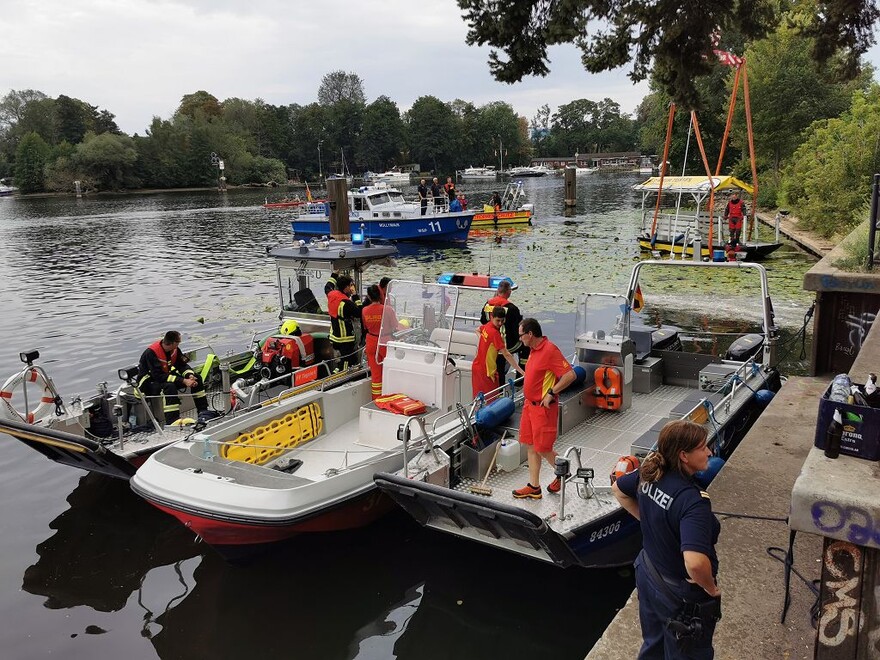 Im Vordergrund Boote der Berliner Feuerwehr, der DLRG und des THW (v.l.n.r.)