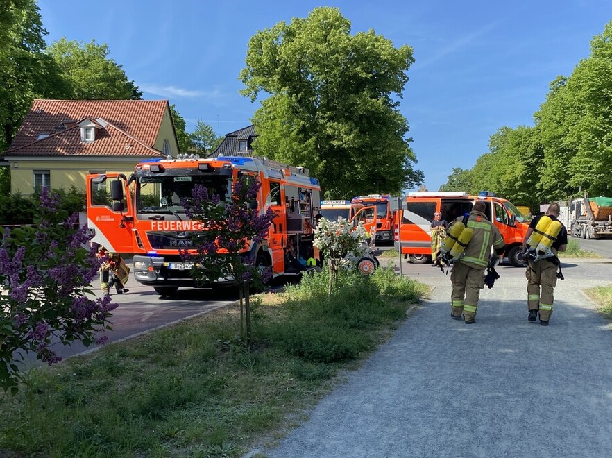 Einsatzkräfte auf dem Weg zu ihrem LHF nach dem Tausch der Atemschutzgeräte