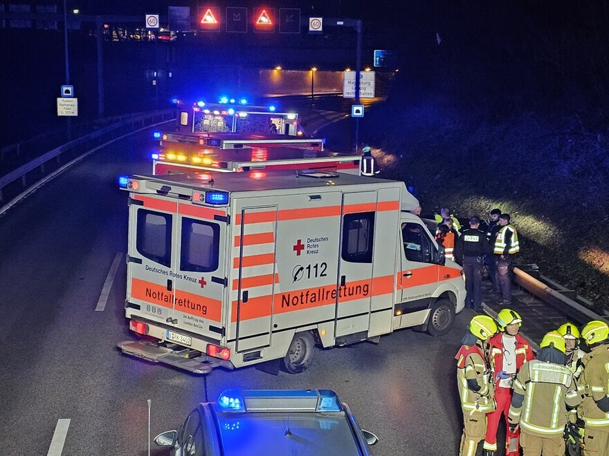 Einsatzkräfte stimmen sich ab, während Patienten erstversorgt werden