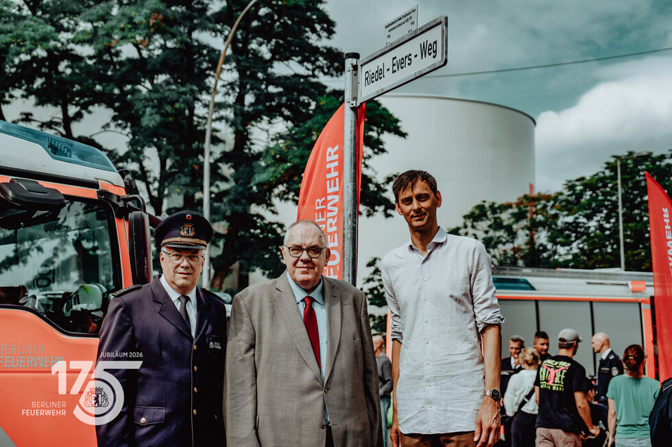 Landesbranddirektor Prof. Dr. Karsten Homrighausen, Bezirksbürgermeister Martin Hikel und Angehörige am neu eingeweihten Riedel‑Evers‑Weg.