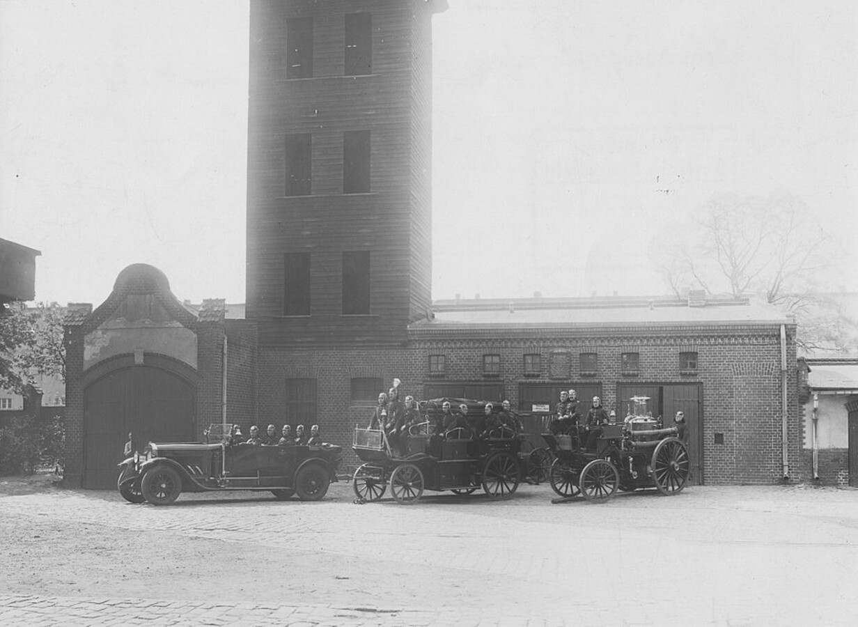 Wachgebäude mit historischen Fahrzeugen