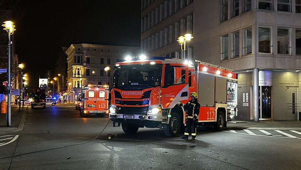 Rüstwagen beim Aufrichten des PKW