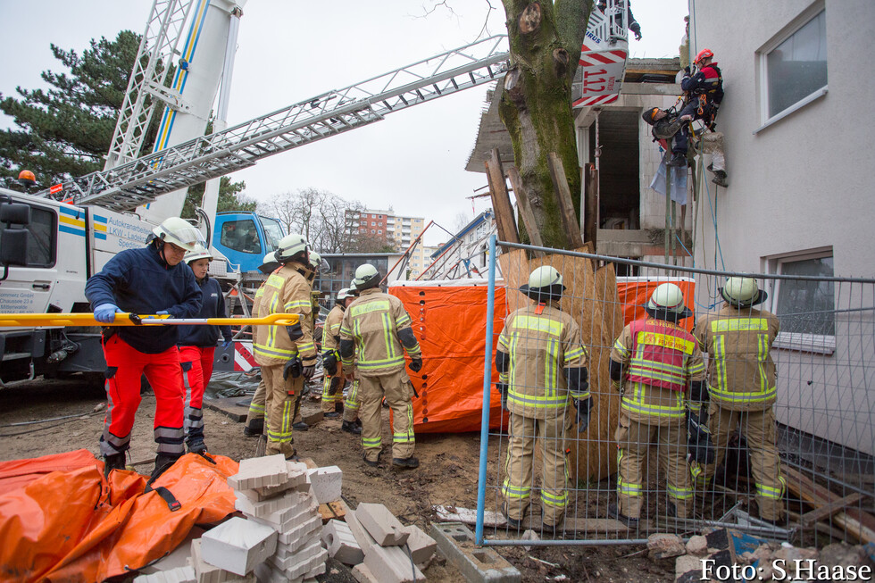 Rettung der Person durch Höhenrettung