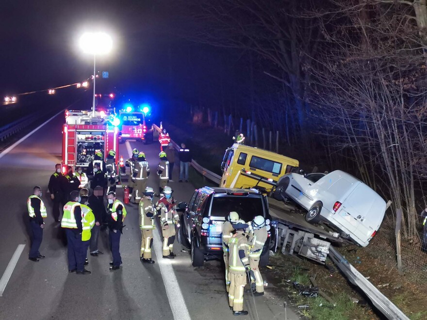 Einsatzkräfte beratschlagen über das weitere Vorgehen.