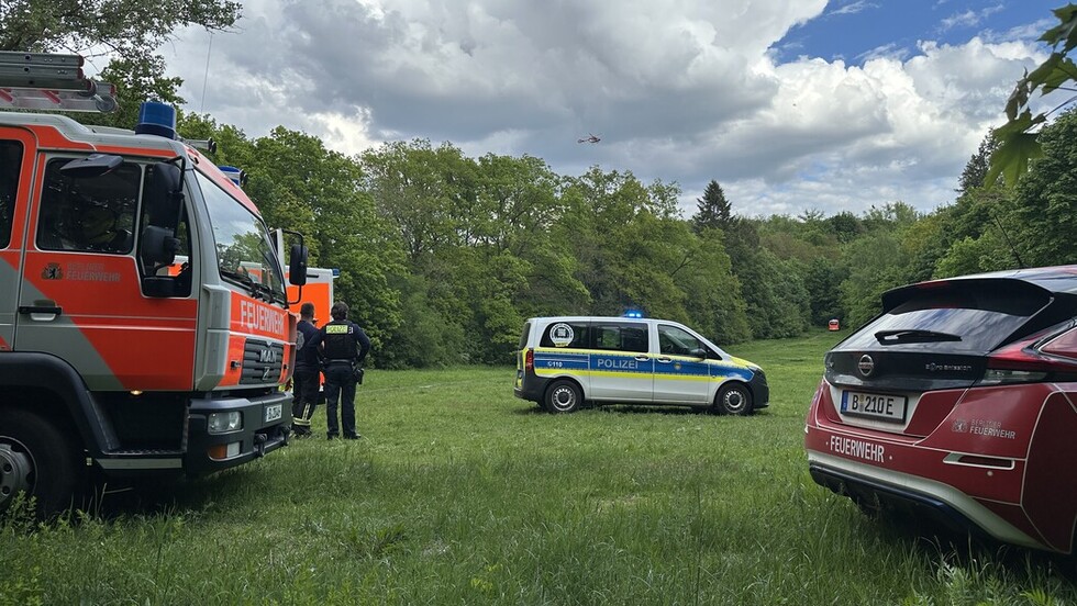 Rettungshubschrauber im Anflug zum vorbereiteten Zwischenlandeplatz