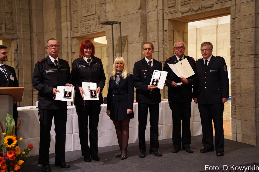 Innensenatorin Iris Spranger und LBD Karsten Homrighausen mit ausgezeichneten Angehörigen der Freiwilligen Feuerwehren.