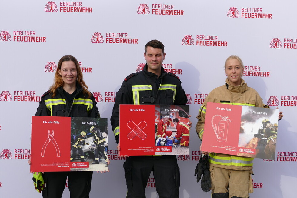 3 Feuerwehrkräfte mit den Kampagnenmotiven