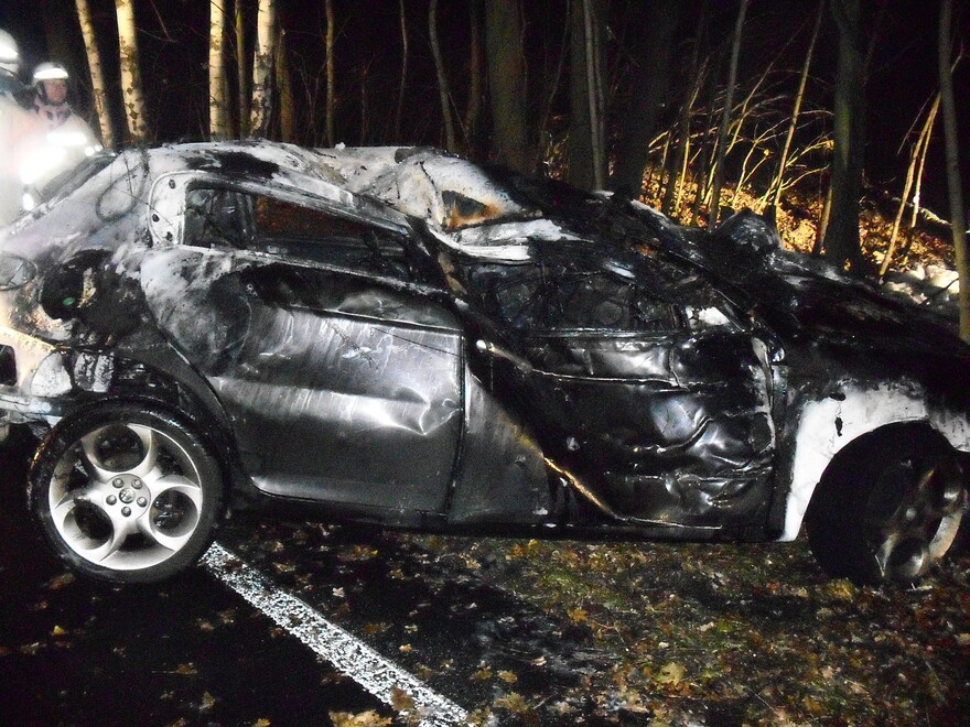 Ausgebranntes Unfallfahrzeug