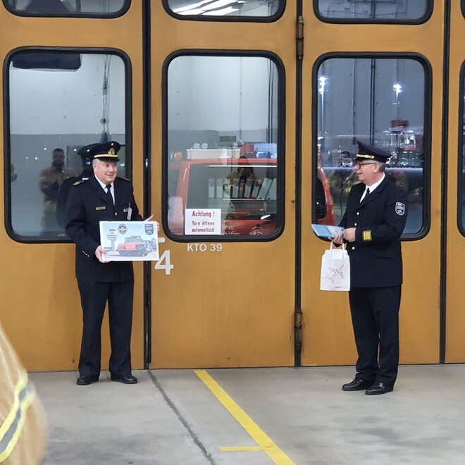 LBD Dr. Homrighausen (l.) und Andreas Klubsch (r.), Leiter der Flughafenfeuerwehren der FBB 