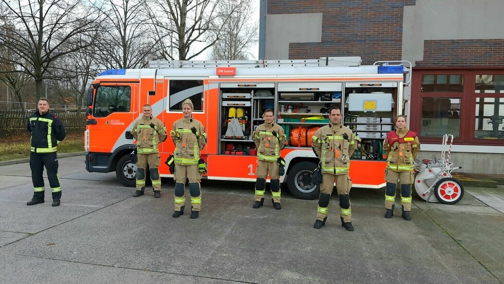 Junge Kolleginnen und Kollegen der Lehrfeuerwache unterstützen bei der Pressekonferenz