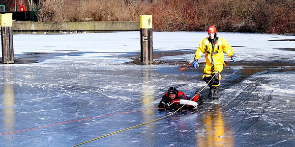 Zwei Feuerwehrleute bei Eisrettungsübung