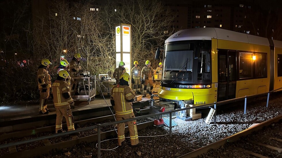 Mit schwerem Gerät wurde die Straßenbahn angehoben.