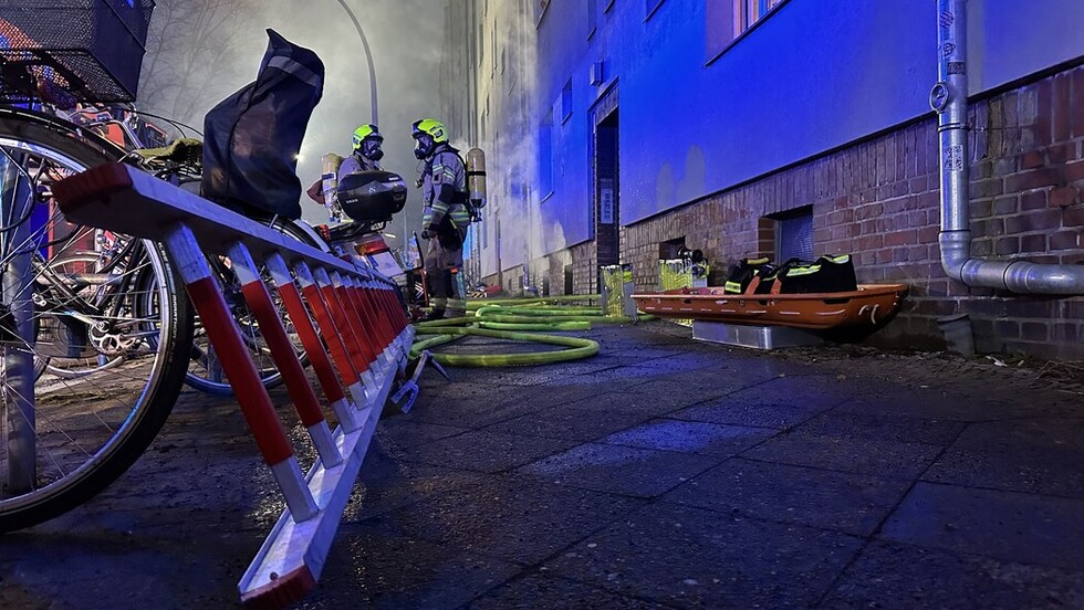 Kräfte und Equipment vor der Einsatzstelle