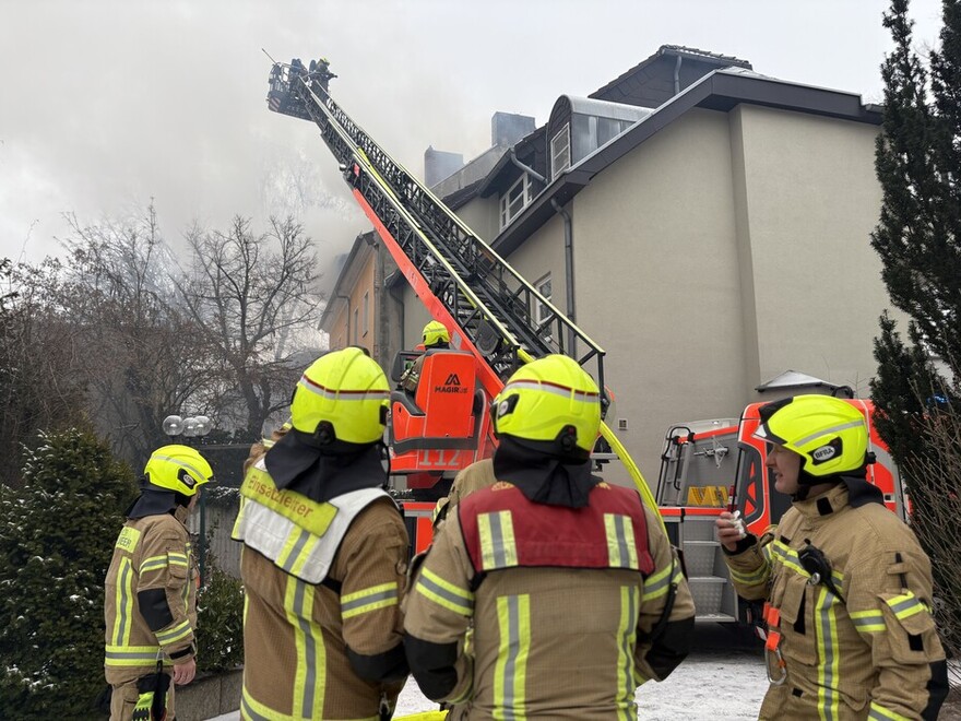 Einsatzkräfte vor der Einsatzstelle